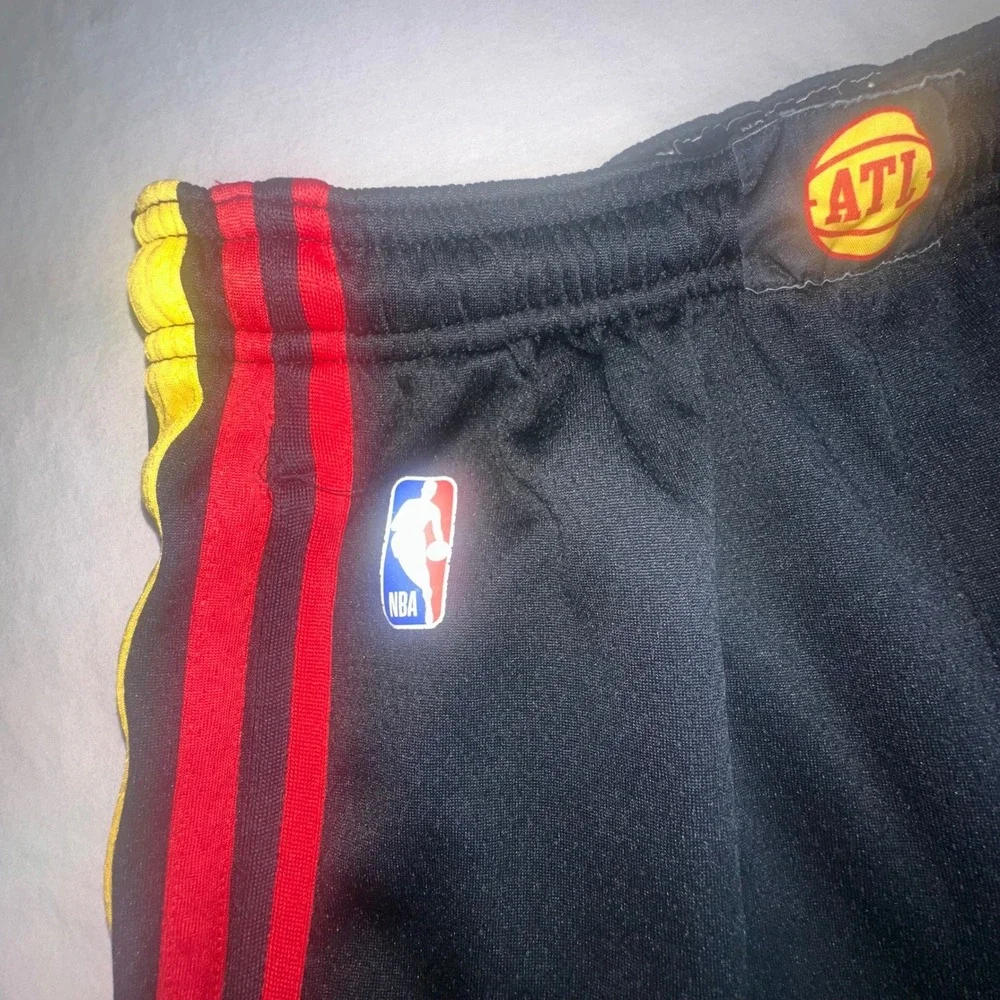 Jordan NBA Basketball Athletic Shorts Kids Atlanta Hawks Black Red Yellow Size L